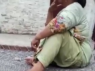 دیسی گرم، شہوت انگیز پاکستانی چاچی تمباکو نوشی