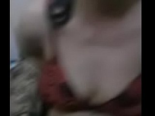 秃头猫蒙住眼睛美丽的阿姨手指